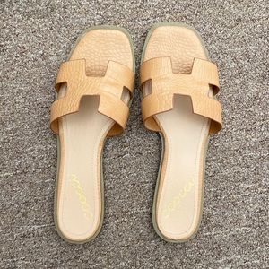 Vici Dolls Hermès look a like flat sandals